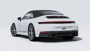 Pohľad zvonku na 911 Carrera T Cabriolet zobrazujúci zadnú a ľavú stranu vozidla