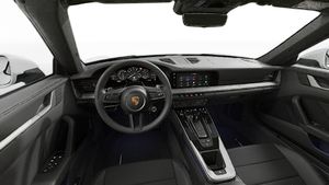 Pohľad do interiéru na volant a prístrojovú dosku 911 Carrera Cabriolet