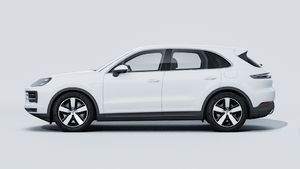 Pohľad zvonku na Cayenne E-Hybrid zobrazujúci ľavú stranu vozidla