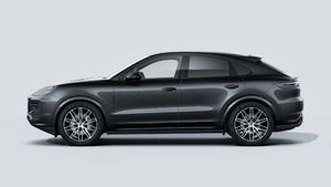 Pohľad zvonku na Cayenne Coupé Black Edition zobrazujúci ľavú stranu vozidla