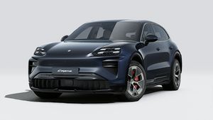 Pohľad zvonku na Cayenne Turbo Electric zobrazujúci prednú a ľavú stranu vozidla