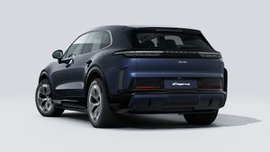 Pohľad zvonku na Cayenne Turbo Electric zobrazujúci zadnú a ľavú stranu vozidla