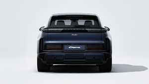 Pohľad zvonku na Cayenne Turbo Electric zobrazujúci zadnú časť vozidla