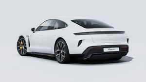 Pohľad zvonku na Taycan Turbo S zobrazujúci zadnú a ľavú stranu vozidla