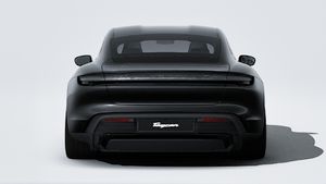 Pohľad zvonku na Taycan 4 Black Edition zobrazujúci zadnú časť vozidla