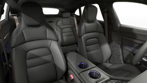 Pohľad do interiéru na predné sedadlá Taycan Turbo Cross Turismo