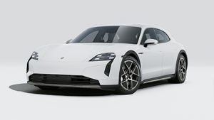 Pohľad zvonku na Taycan Turbo Cross Turismo zobrazujúci prednú a ľavú stranu vozidla