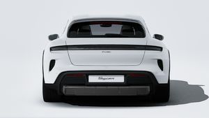 Pohľad zvonku na Taycan Turbo Cross Turismo zobrazujúci zadnú časť vozidla