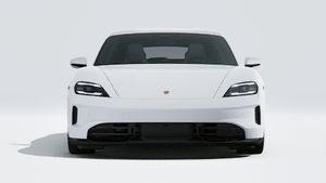 Pohľad zvonku na Taycan GTS Sport Turismo zobrazujúci prednú časť vozidla