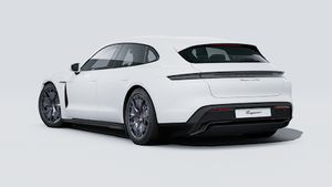 Pohľad zvonku na Taycan GTS Sport Turismo zobrazujúci zadnú a ľavú stranu vozidla