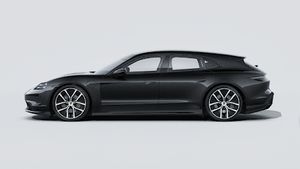 Pohľad zvonku na Taycan Sport Turismo Black Edition zobrazujúci ľavú stranu vozidla