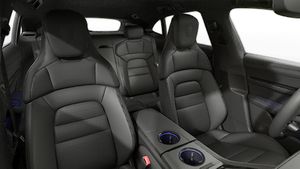 Pohľad do interiéru na predné sedadlá Taycan 4S Sport Turismo Black Edition