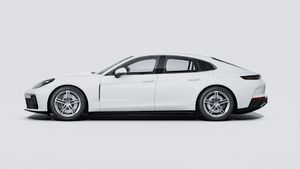Pohľad zvonku na Panamera 4 E-Hybrid zobrazujúci ľavú stranu vozidla