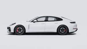 Pohľad zvonku na Panamera GTS zobrazujúci ľavú stranu vozidla