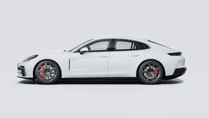 Pohľad zvonku na Panamera Turbo E-Hybrid zobrazujúci ľavú stranu vozidla