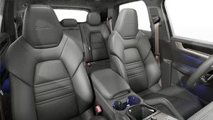 Vista interior de los asientos delanteros del Cayenne Turbo E-Hybrid