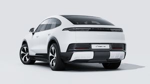 Vista exterior de Cayenne S Coupé Electric mostrando la parte trasera y el lado izquierdo del coche
