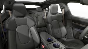 Vista interior de los asientos delanteros del Taycan Turbo