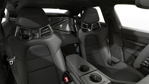 Vista interior de los asientos delanteros del Taycan Turbo GT with Weissach package