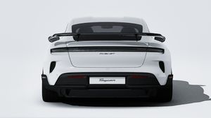 Vista exterior de Taycan Turbo GT with Weissach package mostrando la parte trasera del coche