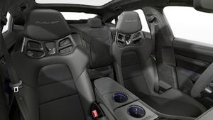 Vista interior de los asientos delanteros del Taycan Turbo GT
