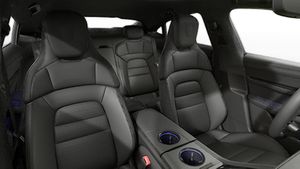 Vista interior de los asientos delanteros del Taycan Black Edition