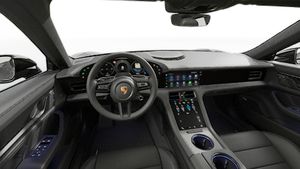 Vista interior que muestra el volante y el salpicadero de Taycan 4S Black Edition