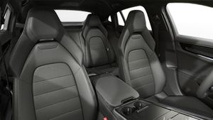 Vista interior de los asientos delanteros del Panamera 4 E-Hybrid