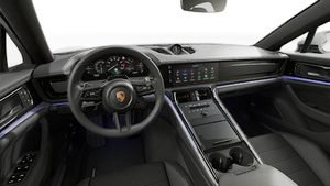 Vista interior que muestra el volante y el salpicadero de Panamera 4 E-Hybrid