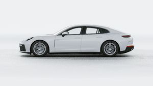 Vista exterior de Panamera 4 E-Hybrid mostrando el lado izquierdo del coche