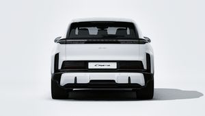Exterior view of Cayenne Turbo Electric showing the rear of the car
