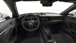 Vue de l'intérieur montrant le volant et le tableau de bord d'un véhicule de transport de marchandises. 911 Carrera GTS Cabriolet