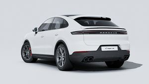 Vue extérieure de Cayenne S Coupé montrant l'arrière et le côté gauche de la voiture