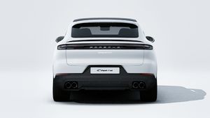 Vue extérieure de Cayenne S Coupé montrant l'arrière de la voiture