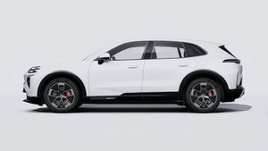 Vue extérieure de Cayenne Turbo Electric montrant le côté gauche de la voiture