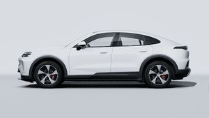 Vue extérieure de Cayenne S Coupé Electric montrant le côté gauche de la voiture