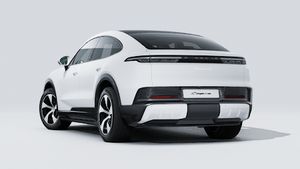 Vue extérieure de Cayenne S Coupé Electric montrant l'arrière et le côté gauche de la voiture