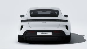Vue extérieure de Taycan Turbo montrant l'arrière de la voiture