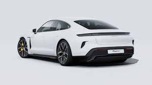 Vue extérieure de Taycan Turbo S montrant l'arrière et le côté gauche de la voiture