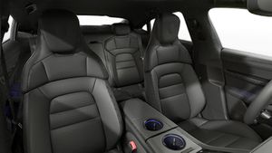 Vue intérieure montrant les sièges avant de Taycan 4S Black Edition