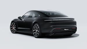 Vue extérieure de Taycan 4S Black Edition montrant l'arrière et le côté gauche de la voiture