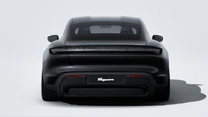 Vue extérieure de Taycan 4S Black Edition montrant l'arrière de la voiture