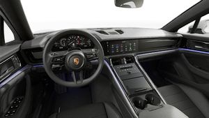 Vue de l'intérieur montrant le volant et le tableau de bord d'un véhicule de transport de marchandises. Panamera 4