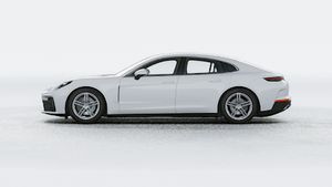 Vue extérieure de Panamera 4 montrant le côté gauche de la voiture