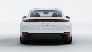 Vue extérieure de Panamera 4 montrant l'arrière de la voiture