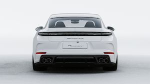 Vue extérieure de Panamera GTS montrant l'arrière de la voiture