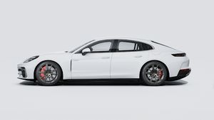 Vue extérieure de Panamera Turbo E-Hybrid montrant le côté gauche de la voiture