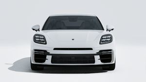 Vue extérieure de Panamera Turbo S E-Hybrid montrant l'avant de la voiture