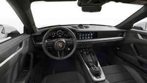 Direksiyon simidi ve gösterge panelini gösteren iç görünüm 911 Carrera