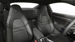Ön koltukları gösteren iç görünüm 911 Carrera 4S